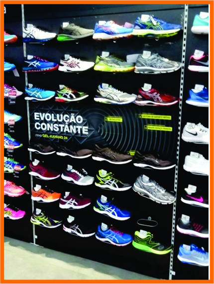 foto de expositor de tenis adesivado